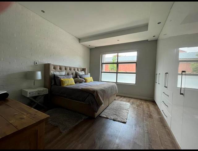 3 BEDROOM DUPLEX FOR SALE IN MENLO PARK